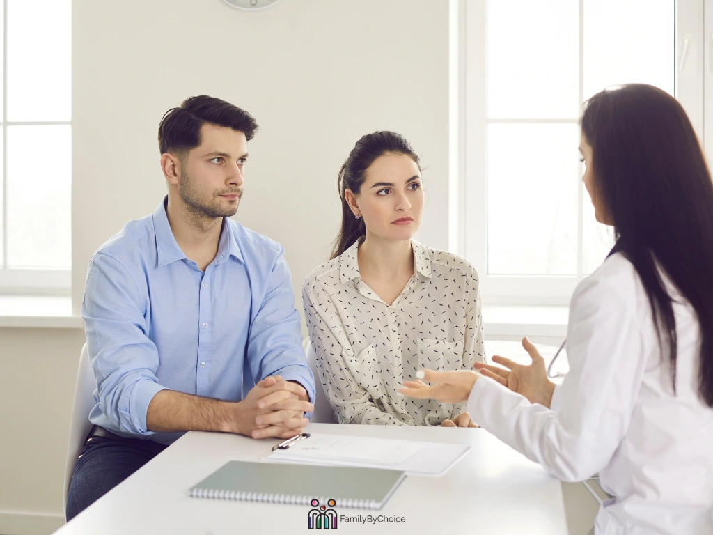 couple learning about the egg donor’s fertility history